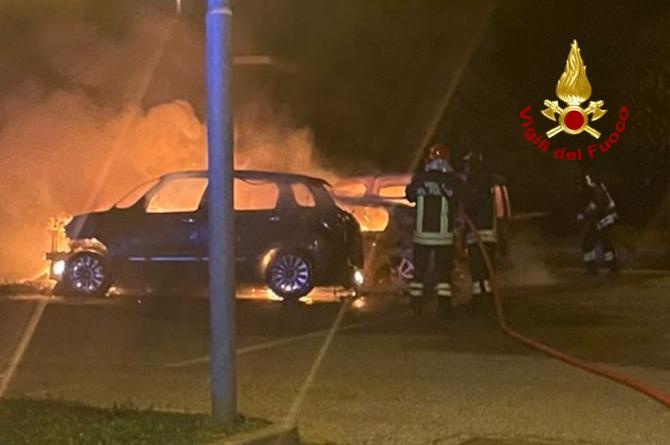 Borgosesia fraz. Rozzo: tre auto a fuoco