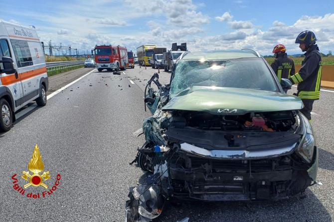 Incidente sulla A4 tra un autoarticolato e una vettura 