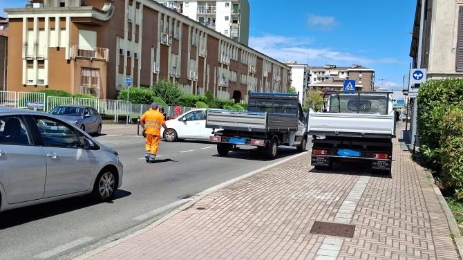 Un'auto finisce in mezzo alla strada