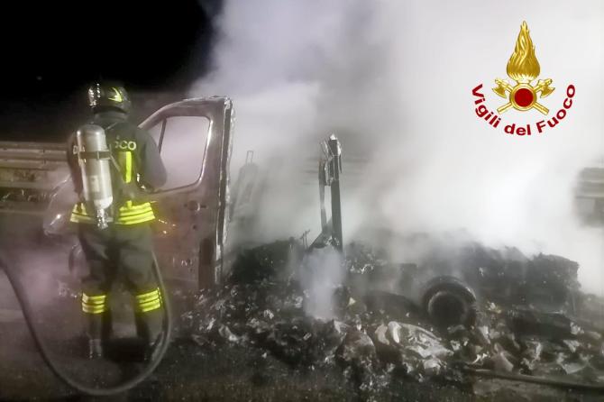 Carisio: incendio di un camper sulla A4 