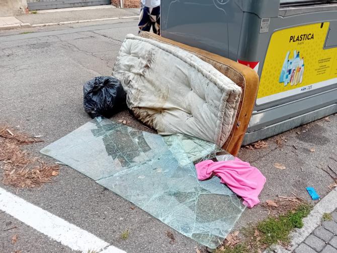 Vercelli rifiuti piazza Mazzini