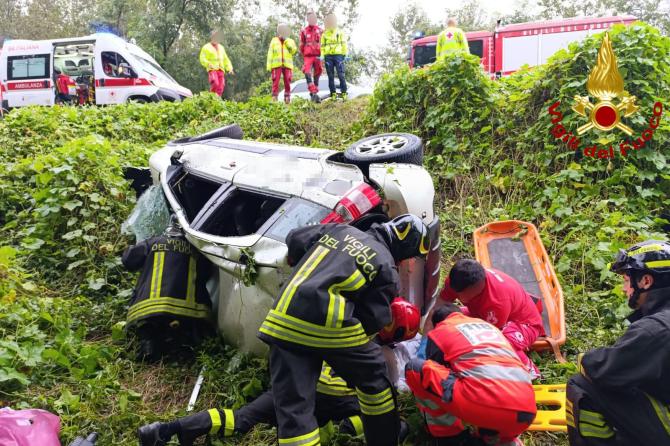 Saluggia: conducente ferito dopo essere uscito di strada con l'auto