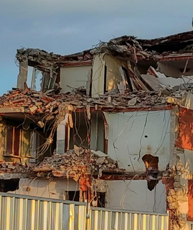 Il palazzo pian piano fatto a pezzi