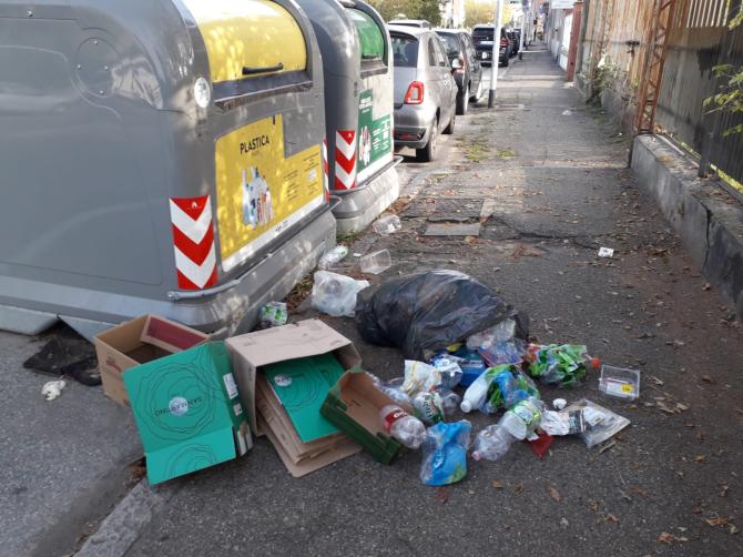 Rifiuti abbandonati in corso Salamano