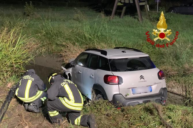 Fontanetto Po: un'auto finisce nella scarpata