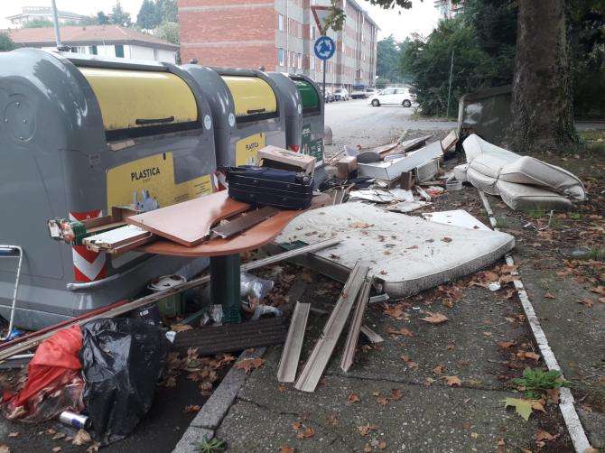 In via Martiri del Kiwu ancora rifiuti abbandonati