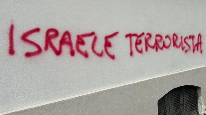 Scritte pro Palestina sul muro della scuola della frazione Aranco
