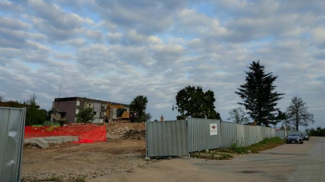 Abbattuta anche la terza palazzina