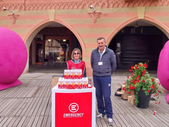 Emergency in piazza Cavour con lo stand dei cantucci