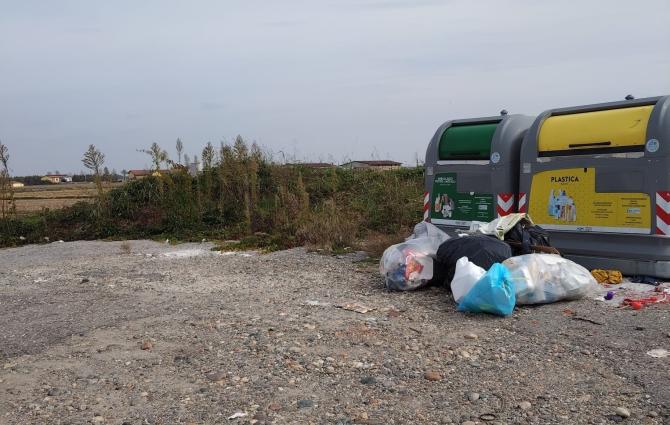 Rifiuti strada Mostioli