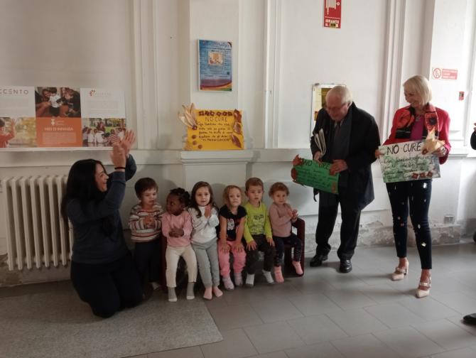 Inaugurata la panchina “Un bimbo a cui regali meraviglia sarà portatore sano di pace”