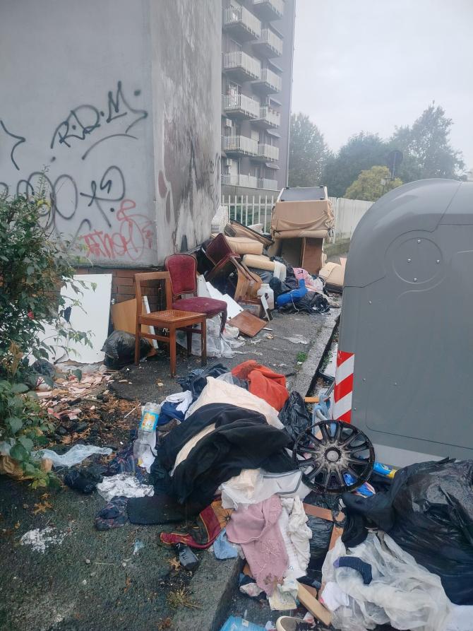 In via Monfalcone il marciapiede torna a essere discarica