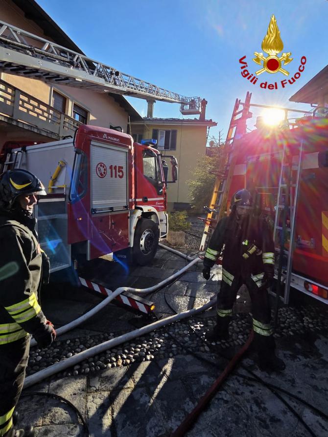In fiamme il tetto di una palazzina di tre piani 