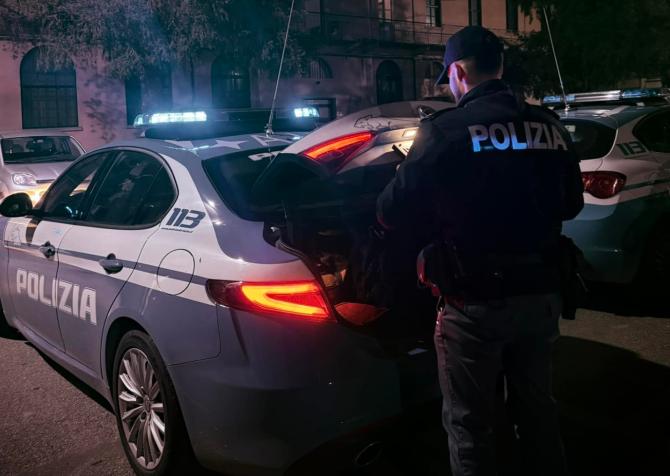 Molesta i clienti e aggredisce le forze dell'ordine