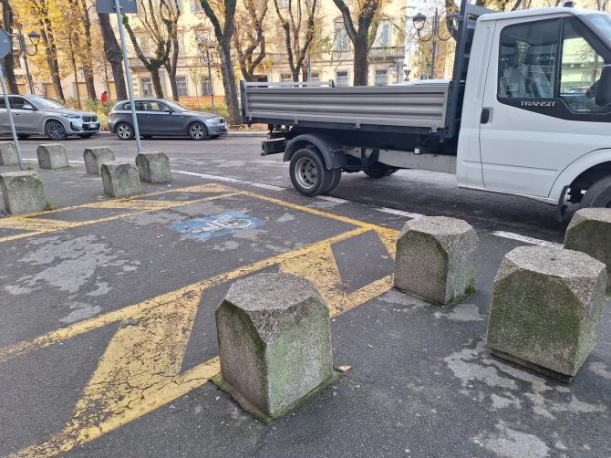 Furgone blocca il parcheggio per i disabili 