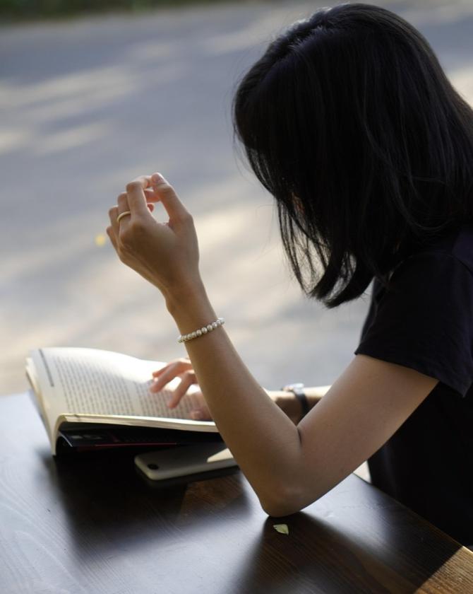 Studentessa libro studiare