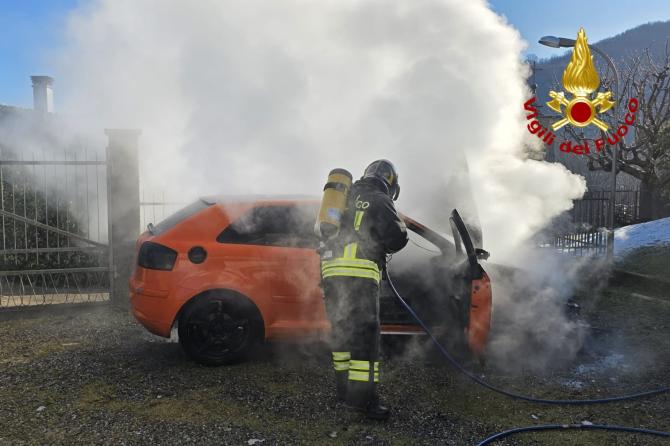 Incendio auto Borgosesia