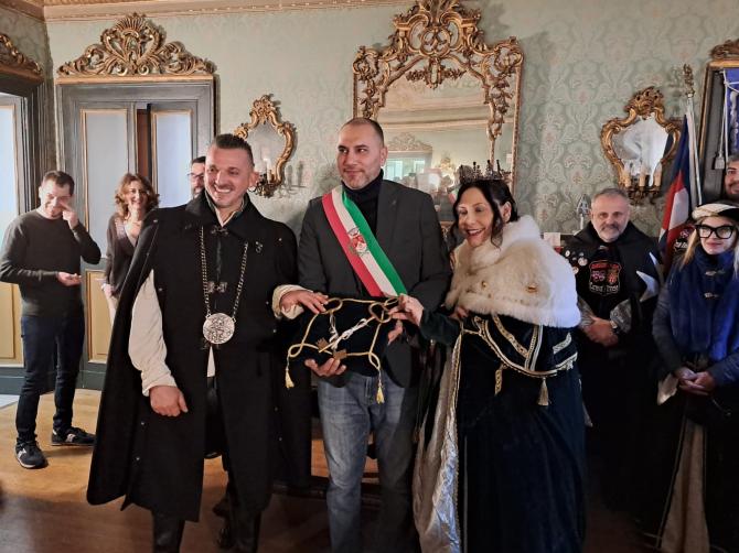 Trino, Carnevale: Capitano Cecolo Broglia e Bella Castellana  sono i padroni della citt&agrave; 