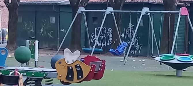 Piazza Mazzini rifiuti area giochi