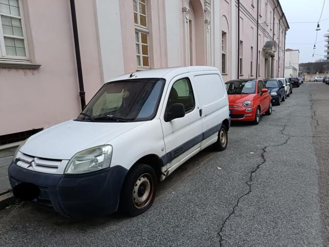 Via Olivero auto abbandonata