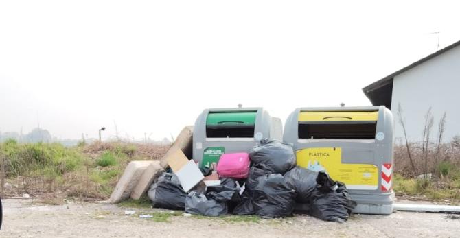 Rifiuti strada Mostioli