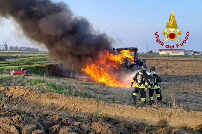Tricerro: incendio a mezzo agricolo