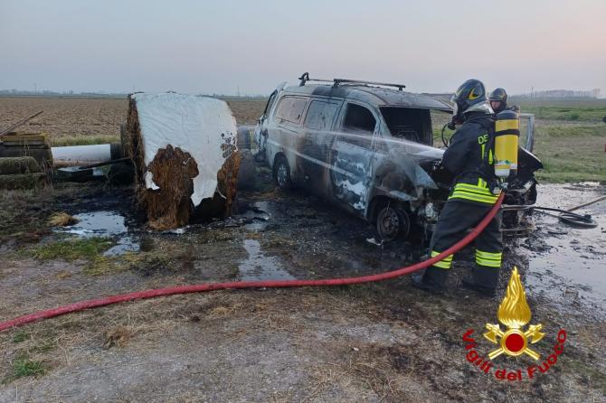 Santhi&agrave;: incendio di un furgone e di una rotoballa di fieno
