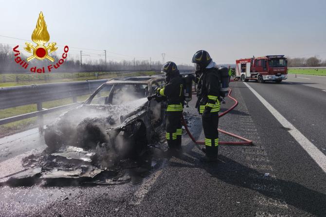 Vigili del fuoco auto in fiamme A4