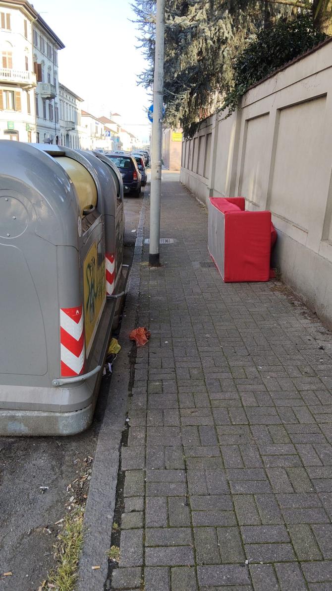 Abbandonano un divano in corso Fiume