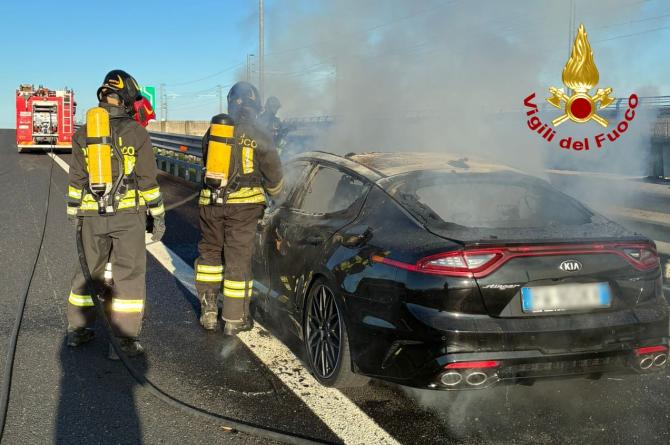 Carisio: incendio autovettura sulla A4