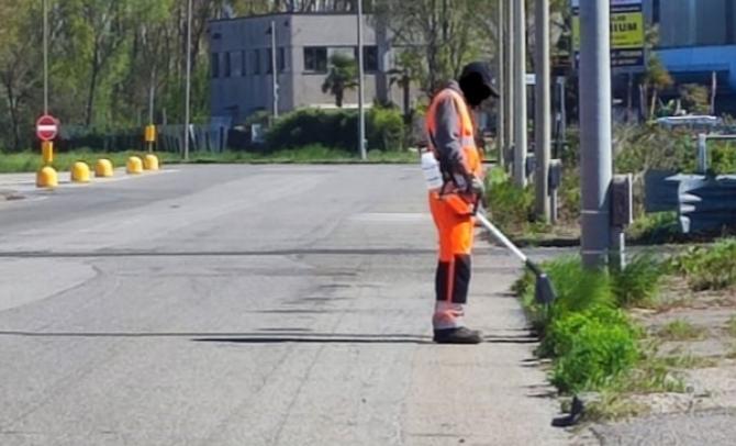 Diserbo in corso col forte vento