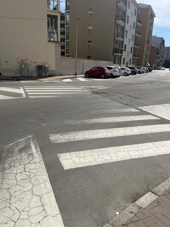 Vercelli, strisce pedonali largo Giusti