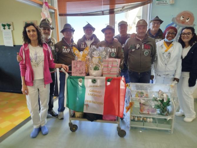 Pasqua di solidariet&agrave;: il Gruppo Alpini di Prarolo in visita tra Pediatria, Anffas e Case di Riposo