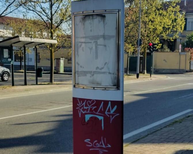 Gran parte degli orari di partenza alle fermate dei bus sono illeggibili