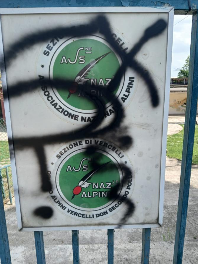 Targa Alpini Vercelli imbrattata