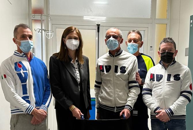 Avis dona una carrozzina al Dea dell'ospedale Sant'Andrea di Vercelli