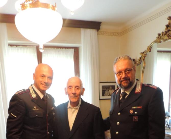 Carabinieri, Varallo, compleanno maresciallo Ledda