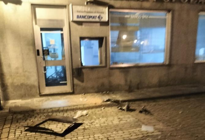 Alice Castello: fanno esplodere il bancomat 