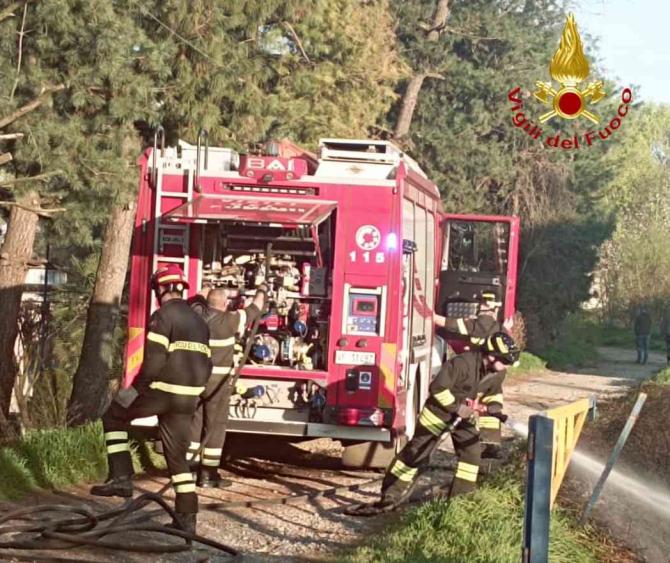 Fuoco sull'argine del Cervetto