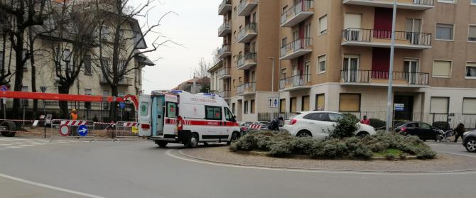 Auto sbanda e finisce nella rotonda