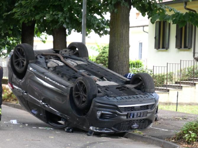 Un'auto si ribalta in corso Rigola