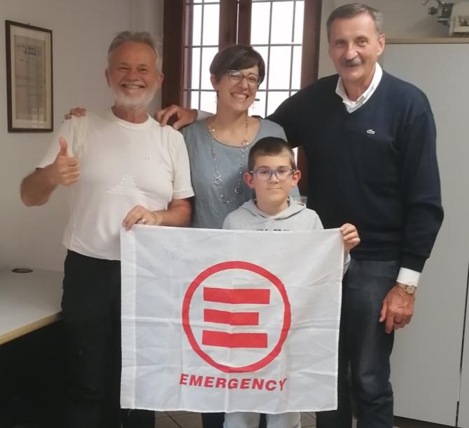 Gianpaolo Fattori con Federica Cena e Paolo Melotti di Emergency e il piccolo Paolo