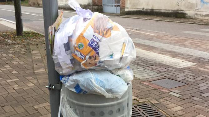 Cestini urbani con rifiuti