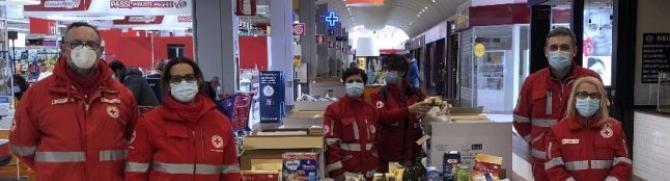 Vercelli: raccolta alimentare Cri all'ipermercato Carrefour