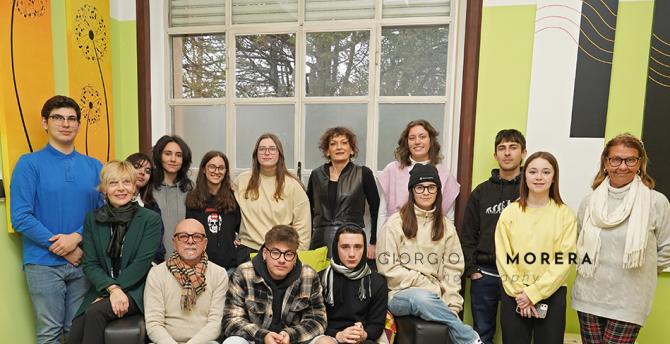La classe IV dell’Artistico con il provetto violinista Amedeo Borlini del Liceo musicale, l’assessore Politi, il dirigente Graziano e le professoresse Fontanesi e Falcone