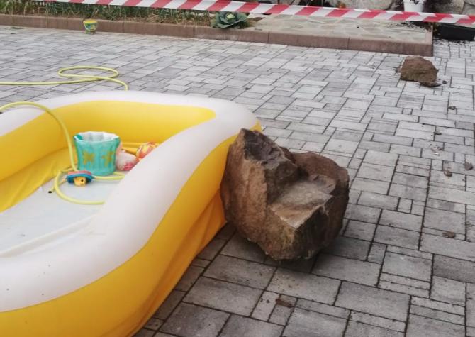 Frazione Guardella: si stacca un masso  e cade in un giardino 