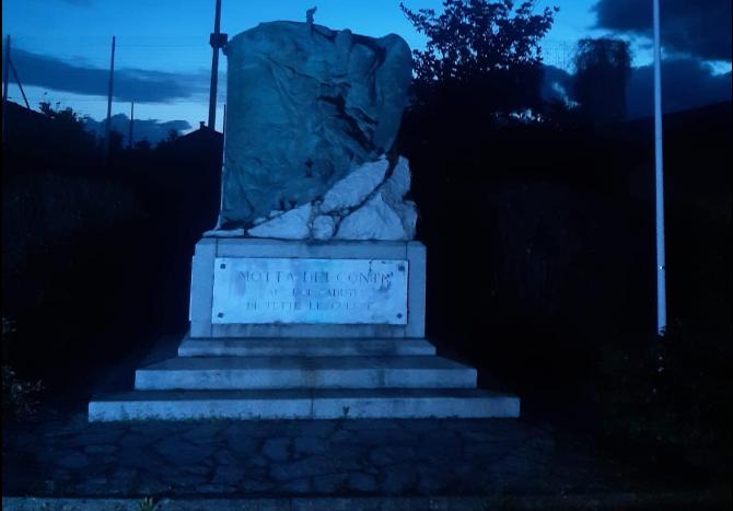 Motta de' Conti: il monumento ai Caduti si è tinto di blu