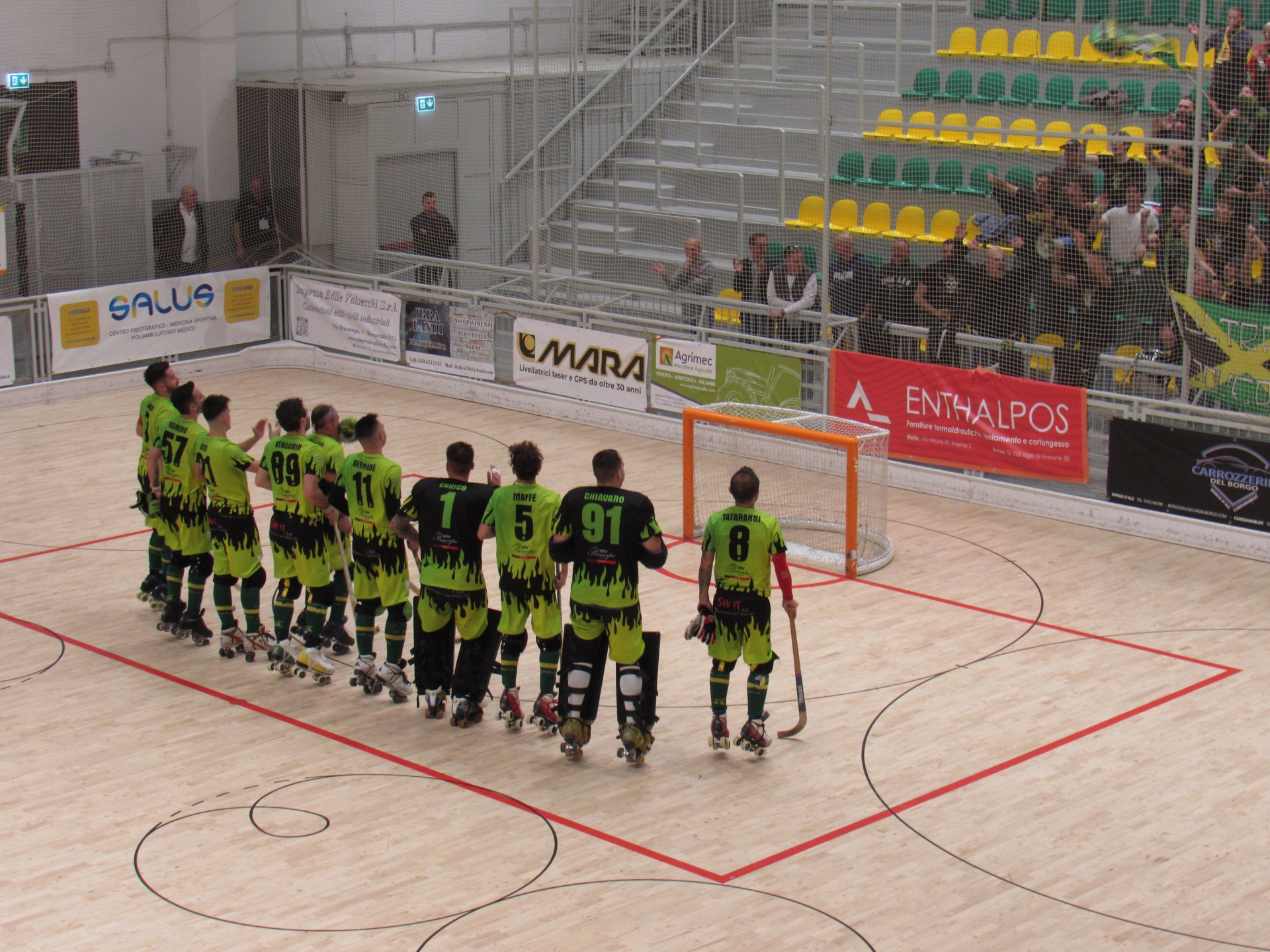 la squadra sotto la curva a fine partita