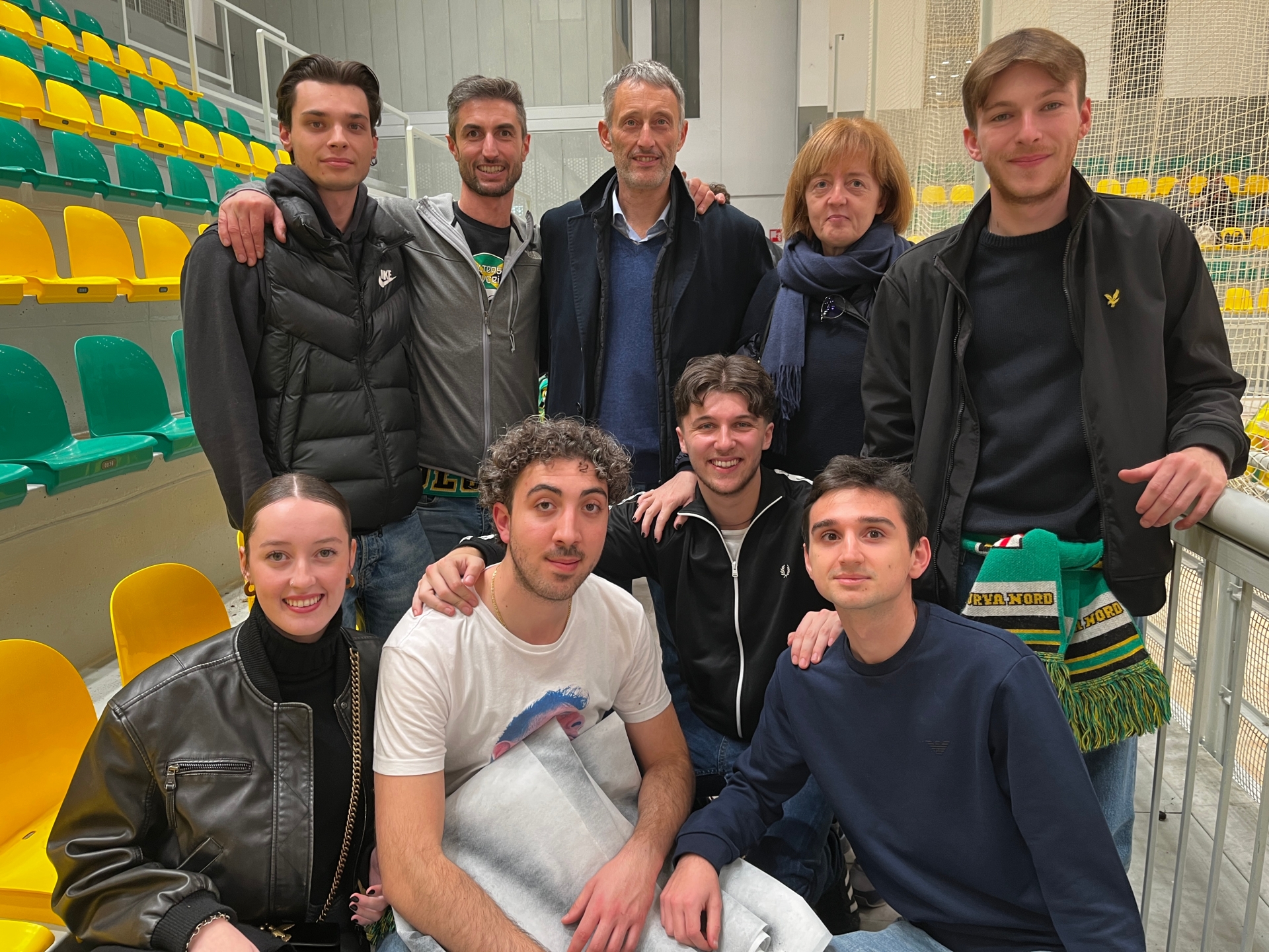 i ragazzi della Curva Nord con i genitori di Francesco Bassi (Paolo e Margherita)