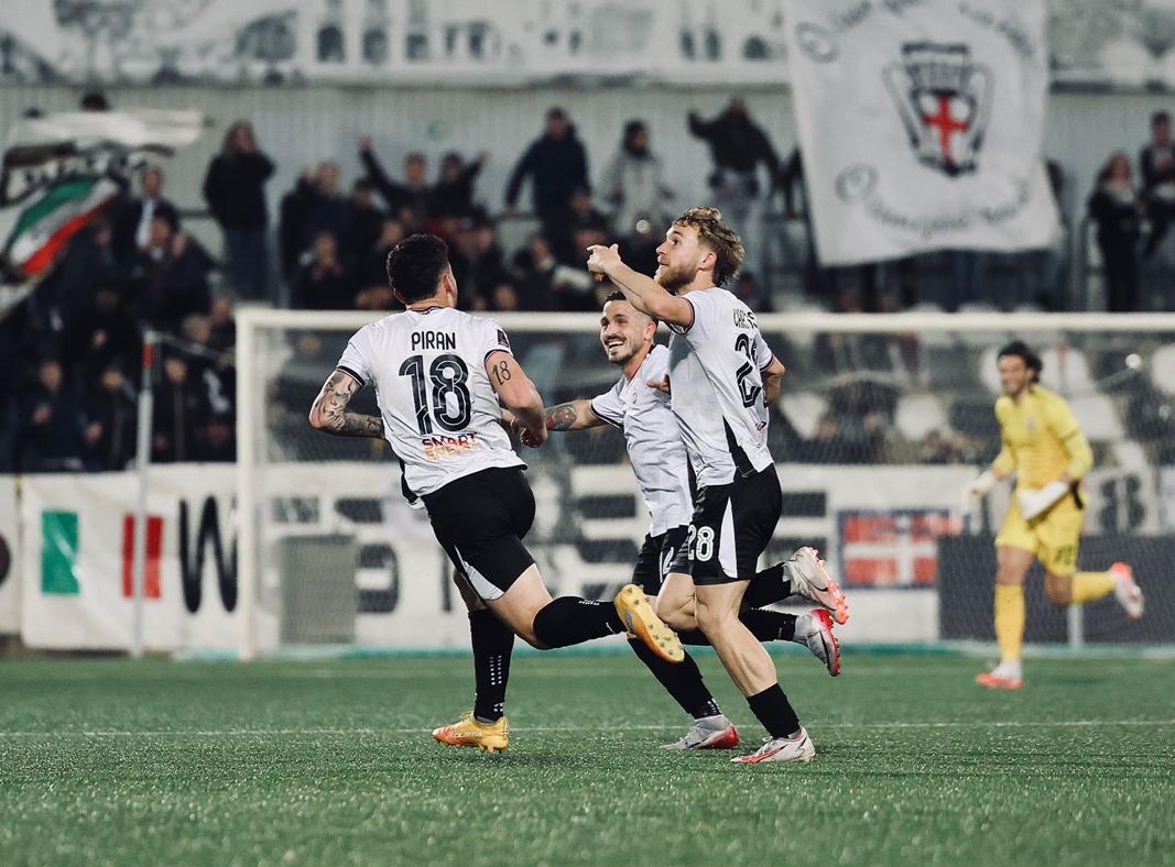 L'esultanza di Carosso dopo il goal (Foto: Pro Vercelli)